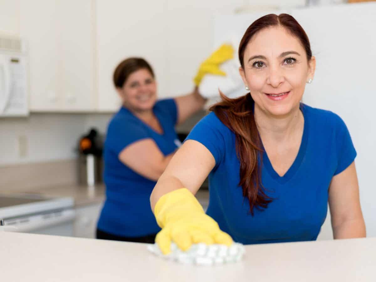 Medewerkers aan het poetsen in een keuken